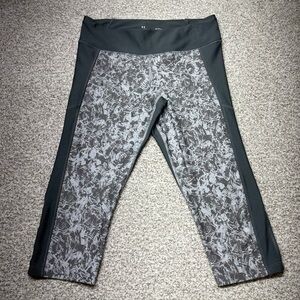 Women’s Under Armour HeatGear Gray Patterned‎ Capri Compression Leggings Size L